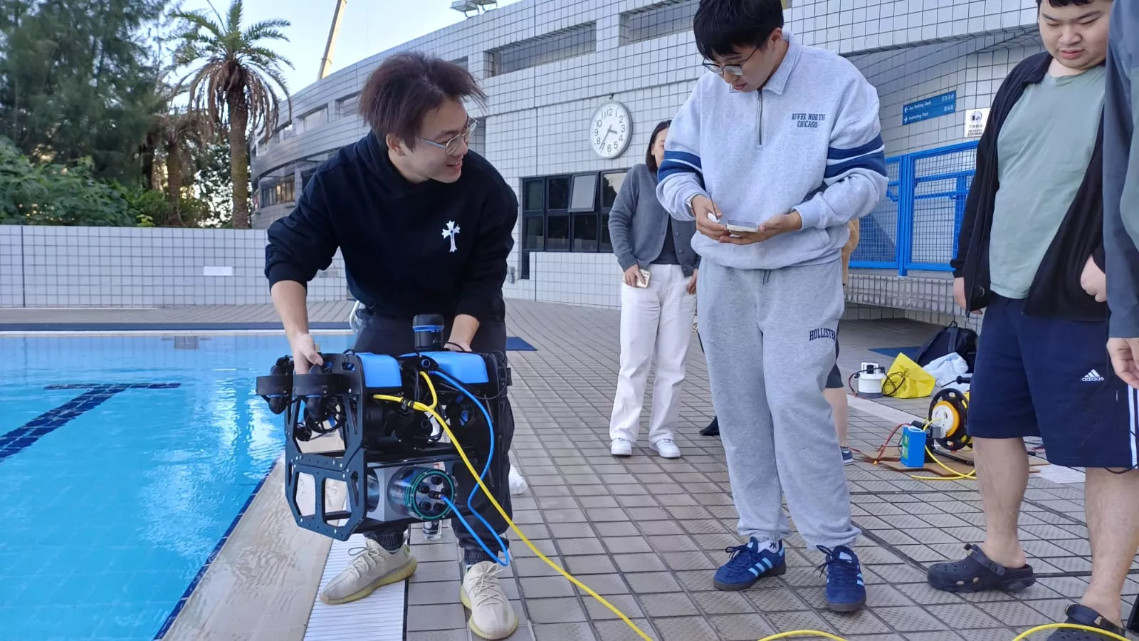 Sustainable Smart Marine Grid (SSMG) - Solar-powered base stations for continuous underwater surveying and trash cleaning